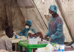 Trabajadores sanitarios toman muestras de sangre en Kenema, Sierra Leona, el 30 de junio de 2014