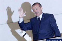 Erdogan gana las elecciones en Turquía con mayoría simple Erdogan saluda a sus seguidores el 12 de junio de 2011 en Ankara.