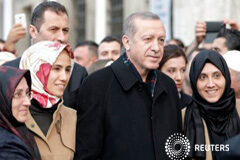Erdogan dice que los turcos han votado por la estabilidad El presidente turco, Tayyip Erdogan, acompañado por su hija Sumeyye Erdogan (2I), posa con sus seguidores tras salir de la mezquita de Eyup Sultan en Estambul, el 2 de noviembre de 2015