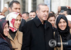 El presidente turco, Tayyip Erdogan, acompañado por su hija Sumeyye Erdogan (2I), posa con sus seguidores tras salir de la mezquita de Eyup Sultan en Estambul, el 2 de noviembre de 2015