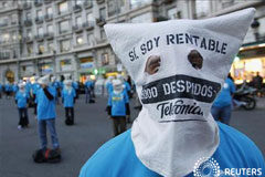 CCOO informa de un aumento del 70,5% en expedientes de regulación En la imagen, trabajadores encapuchados de Telefónica protestan por el recorte de empleos en Barcelona el 18 de diciembre de 2012