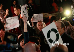 Varios trabajadores de Telemadrid protestan contra el ERE en Madrid el 22 de diciembre de 2012