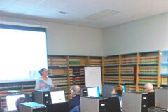 Los alumnos de la Escuela Senior visitan el Aula Aranzadi de la Universidad de Cantabria Imagen del aula