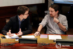 Podemos comienza la consulta a sus bases sobre el acuerdo PSOE-Ciudadanos Iglesias habla con su compañero de partido Íñigo Errejón durante una reunión con los equipos negociadores de Cuidadanos, Podemos y el PSOE, en el Congreso en Madrid, el 7 de abril de 2016