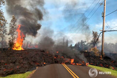 Erupciones de lava destruyen cinco casas en Hawái, los gases son una amenaza La lava avanza por una calle cerca de una fisura en Leilani Estates, cerca del volcán Kilauea, Hawái, el 5 de mayo de 2018
