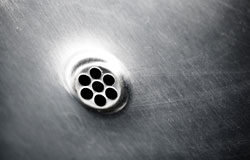 Vigilando que no haya escapes en las cotizaciones Una salida de agua de un grifo