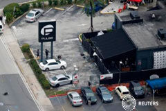 Atacante de Orlando se habría radicalizado en Internet, según las autoridades Investigadores trabajan en la escena del tiroteo en el club nocturno Pulse en Orlando Florida, EEUU, el 12 de junio de 2016