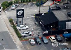 Investigadores trabajan en la escena del tiroteo en el club nocturno Pulse en Orlando Florida, EEUU, el 12 de junio de 2016