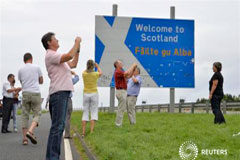 Reino Unido le dirá a Escocia que si se va, perderá la libra, según medios Unos turistas suizos hacen fotos de un cartel en la carretera que marca la separación entre Inglaterra y Escocia cerca de la localidad de Berwick, en agosto del año pasado