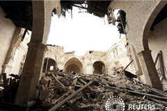 Condenan a científicos italianos por el terremoto de L’Aquila Los escombros llenan el interior de la iglesia medieval de Santa Maria de Collemaggio Basilica, el 13 de abril de 2009, una semana después del terremoto que golpeó L"Aquila
