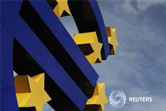 El Banco Central Europeo mantiene los tipos de interés una escultura del euro en la sede del BCE en Fráncfort