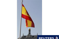España adjudica menos letras a tipos más altos Una bandera española delante de la sede del Banco de España en Madrid el 10 de marzo.