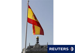 Una bandera española delante de la sede del Banco de España en Madrid el 10 de marzo.