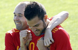 España saldrá más ofensiva para redimirse ante Honduras Iniesta y Fábregas riéndose.