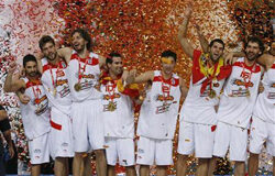 España presenta su candidatura a ganar el Mundial de basket los jugadores españoles celebran el título de campeones de Europa tras ganar la final del Eurobasket de Polonia el 20 de septiembre de 2009 en Katowice ante Serbia.