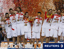 los jugadores españoles celebran el título de campeones de Europa tras ganar la final del Eurobasket de Polonia el 20 de septiembre de 2009 en Katowice ante Serbia.