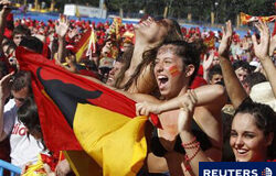 El 68% de los españoles, más felices tras ganar el Mundial aficionadas españolas son refrescadas con agua mientras esperan la llegada de la selección para celebrar su victoria, en Madrid, el 12 de julio de 2010.