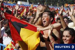 aficionadas españolas son refrescadas con agua mientras esperan la llegada de la selección para celebrar su victoria, en Madrid, el 12 de julio de 2010.