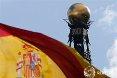 España registró superávit por cuenta corriente en marzo Una bandera de España frene a la sede del Banco de España en Madrid, el 9 de mayo de 2013