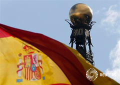 Una bandera de España frene a la sede del Banco de España en Madrid, el 9 de mayo de 2013