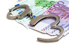 La indemnización del preso preventivo absuelto Unas esposas encima de unos billetes