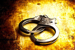 Un juez de Torrevieja envía a prisión al acusado de matar y emparedar a su mujer en un cuarto de contadores Esposas