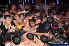 Una estampida en Camboya causa al menos 345 muertos Gente amontonada en la estampida en un puente en Phnom Penh, 23 de noviembre 2010