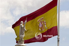 El Tesoro coloca el máximo de Letras, pero el coste se dispara La bandera de España junto a la estatua de Colón en el centro de Madrid