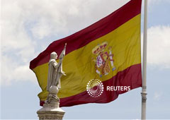 La bandera de España junto a la estatua de Colón en el centro de Madrid