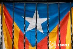 El Parlament inicia la andadura hacia una república catalana independiente Una estelada (bandera separatista catalana)colgando de un balcón en Barcelona el 27 de octubre de 2015