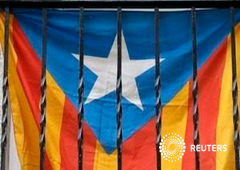 Una estelada (bandera separatista catalana)colgando de un balcón en Barcelona el 27 de octubre de 2015