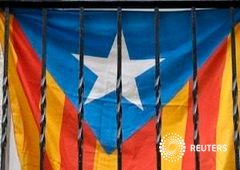 Una estelada (bandera separatista catalana)colgando de un balcón en Barcelona el 27 de octubre de 2015 Una estelada (bandera separatista catalana)colgando de un balcón en Barcelona el 27 de octubre de 2015