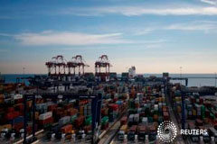 El TJUE condena a España al pago de una multa de 3 millones de euros por no liberalizar el sector de la estiba Decenas de contenedores en el puerto de Barcelona el 24 de enero de 2017