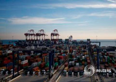 Decenas de contenedores en el puerto de Barcelona el 24 de enero de 2017
