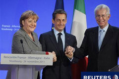 Italia paga rentabilidades récord en la subasta de letras El primer ministro italiano, Mario Monti, junto a la canciller alemana, Angela Merkel, y el presidente francés, Nicolas Sarkozy, en Estrasburgo