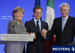 El primer ministro italiano, Mario Monti, junto a la canciller alemana, Angela Merkel, y el presidente francés, Nicolas Sarkozy, en Estrasburgo