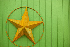 El acceso a la nacionalidad española y los sefardíes Una estrella de color amarillo.