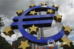 El BCE mantiene los tipos de interés sin cambios Vista general de una estructura del euro frente a la sede del BCE en Fráncfort