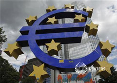 Vista general de una estructura del euro frente a la sede del BCE en Fráncfort