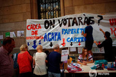 Un diputado del PDeCAT descarta una declaración unilateral de independencia tras el 1-O Estudiantes informan a los ciuddanos sobre la consulta en los exteriores de la Universidad de Barcelona, el 26 de septiembre de 2017