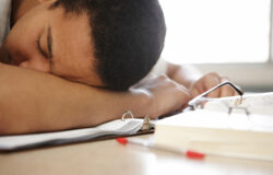 ¿Estudias o trabajas? Estudias y trabajas Un chico cansado mientras estudia.