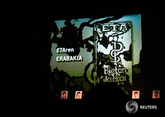 Retratos de presos de ETA y el logo de la banda expuestos durante una reunión de la asociación de presos políticos vascos (EPPK por sus suglas en euskera) en Guernica, el 2 de junio de 2012