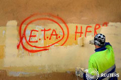 ETA anunciará el viernes planes de desarme Un trabajador municipal borra un grafitti sobre ETA el 21 de octubre de 2011