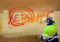 Un trabajador municipal borra un grafitti sobre ETA el 21 de octubre de 2011