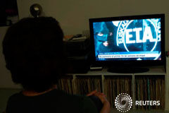 Grupo separatista vasco ETA anunciará en mayo su disolución definitiva: reporte A woman watches a news program announcing the dissolution of armed Basque separatists ETA due for the first week of May, according to local television station ETB, in Guernica, April 18, 2018