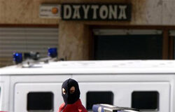 Detenido el presunto etarra que mató a Pagazaurtundua un ertzaina encapuchado en el lugar donde fue asesinado Pagazaurtundua en Andoain, el 8 de febrero de 2003.