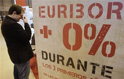 Nuevo Euribor ¿cómo afectará a mi hipoteca? un visitante en la feria de la vivienda SIMA09 en Madrid, el 27 de mayo de 2009.