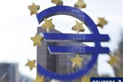 El BCE baja los tipos de interés un cuarto de punto Un transeúnte pasa frente a un enorme logo del euro en la sede del BCE en Fráncfort
