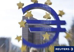 Un transeúnte pasa frente a un enorme logo del euro en la sede del BCE en Fráncfort