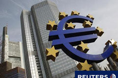 Los bancos españoles aumentaron su apelación al BCE en noviembre Una escultura con la forma del logo del euro frente a la sede del BCE en Fráncfort